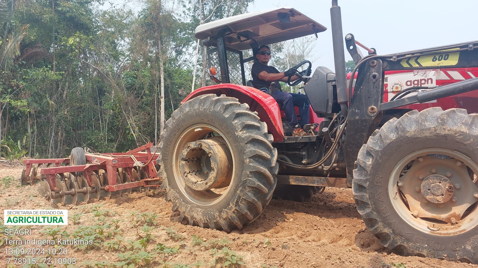 Aula Prática para manuseio de Trator Agrícola para Indígenas da TI Campinas Katukina/AC.